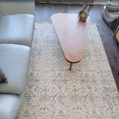 Une photo du tapis d'une cliente à l'intérieur de ce qui semble être son salon.